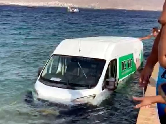 צפו: רכב מסחרי נפל למים בחוף החשמל באילת