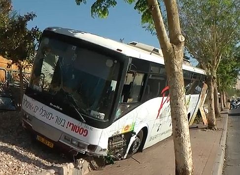 אוטובוס עלה על מדרכה ברחוב ששת הימים