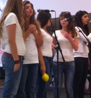 ירושלים: תלמידות 'בגין' הופיעו בפני ראש הממשלה