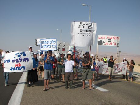 הרפתנים חסמו את כביש הערבה