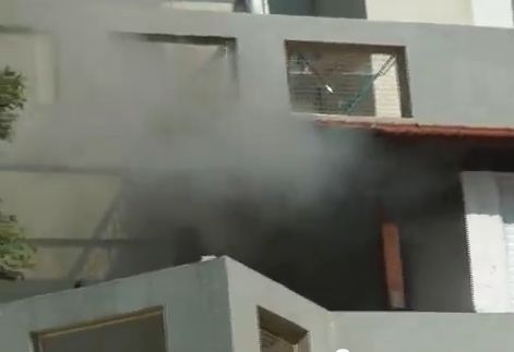 הכבאים חילצו את החתולים מהדירה הבוערת