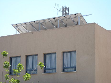 הורים זועמים: תחנות כוח חשמליות על גגות בתי הספר