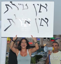 הרוכלים התייצבו לשימוע בעירייה: ''נקווה שלא מדובר במשחק מכור''