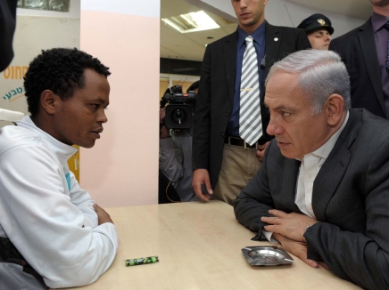 ראש הממשלה נפגש עם מסתננים בשכונת יעלים