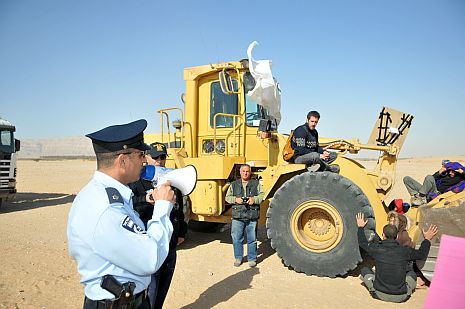 וידיאו ותמונות: פעילי הסביבה שכבו על הדחפורים 