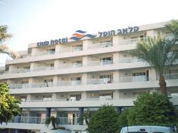 אורח ב'קלאב הוטל' נפל מקומה שלישית 