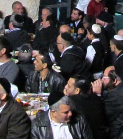 שכנים לבית חב''ד: חיינו הפכו לגיהנום
