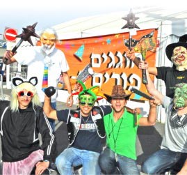 חוגגים פורים ב-'כפר השעשועים'