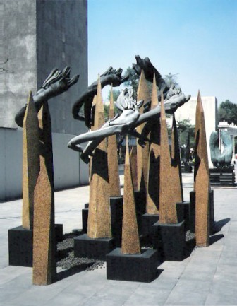 אמן מקסיקני תרם פסל להנצחת השואה 