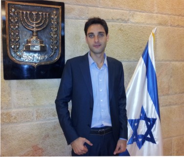 למה לו פוליטיקה עכשיו