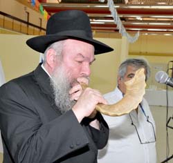 ''להפסיק הנחת תפילין בשערי בתי הספר''
