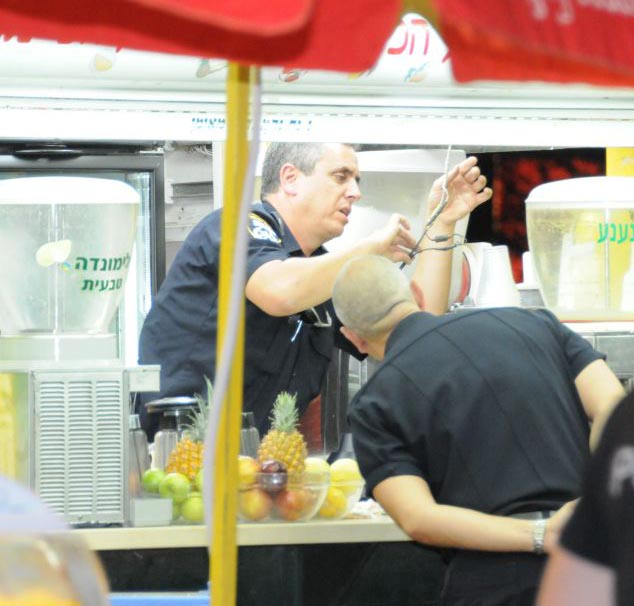 מפעיל דוכן מיצים חשוד בירי בטיילת