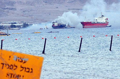 וידיאו ותמונות: אונייה הוצתה בעקבה 
