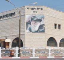 מסתנן פרץ לבית כנסת ומרח צואה על הקירות