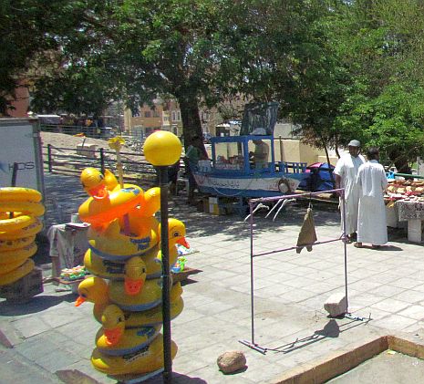 בעל בסטה בטיילת בעקבה הצית עצמו