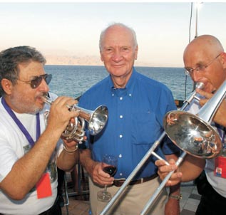נדחתה הצעת העירייה: השופט שמגר לא יבדוק את המבקר המפוטר