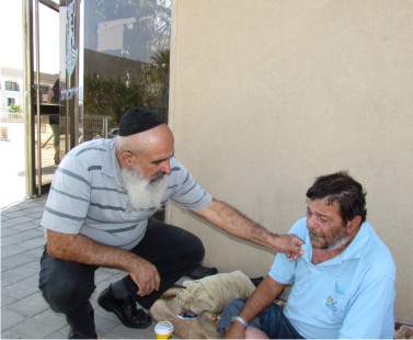 חסר בית התנחל מול בניין העירייה