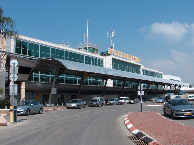 כל הטיסות ממריאות ונוחתות בנתב''ג