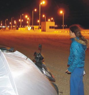 במזג אוויר סוער: לנה באוהל במחסום