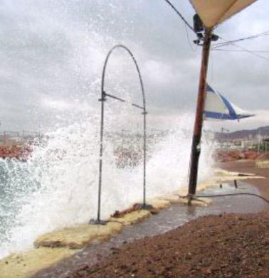 בעקבות הסערות הדרומיות: קיר מגן ב'חוף ציון'