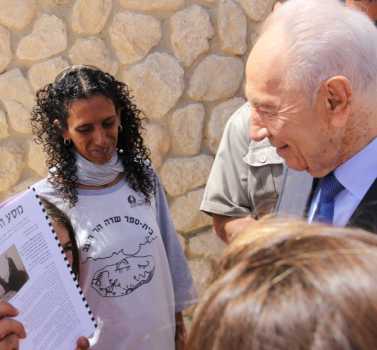 שמעון פרס על גמל בדרך לאילת