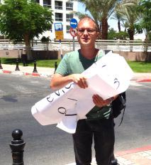 הפגין נגד 'ישרוטל'