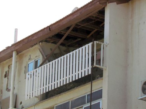 תקרת מרפסת קרסה בשכונת 'הדקל' - בניינים סמוכים בסכנה