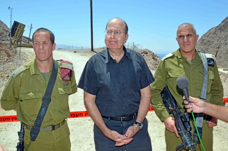 וידיאו ותמונות: שר הביטחון ב'כיפת ברזל'