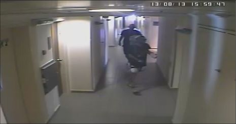 תיעוד מצלמות אבטחה: גנבו מחשב במלון