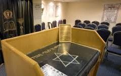 תקף קטינה בבית הכנסת