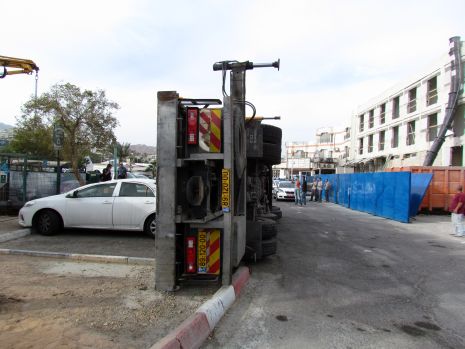 תמונות: המנוף קרס על כלי רכב