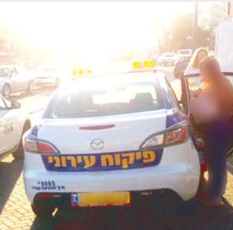 כתב אישום: פקח עירייה חנה על המדרכה ואיים לפגוע בצלם