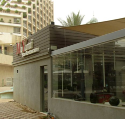 הפליט הותקף, המסעדה נהרסה והרהיטים הושלכו לים