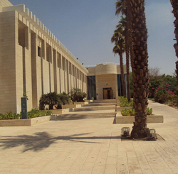 דרישות שופטי בית משפט השלום בעיר: מלון דה לוקס וחדר בקומת העסקים