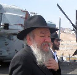 עלה לנושאת המסוקים כדי לחפש יהודים