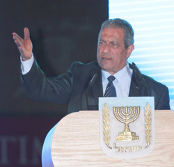 ראש העירייה הבטיח בטקס הממלכתי: בעוד שלוש שנים לא ינחתו מטוסים בעיר