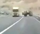וידיאו: נס בכביש הערבה - טרקטור נפל ממשאית 