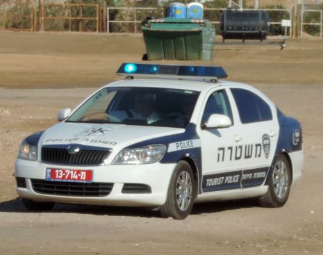 החנה רכבו ליד אוהלו בחוף הדרומי ואיים לדקור שוטר 