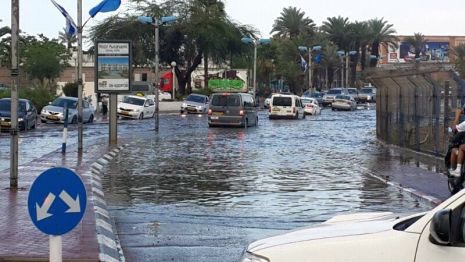 בגלל הסערה: שיבושי תנועה בדרך לאילת