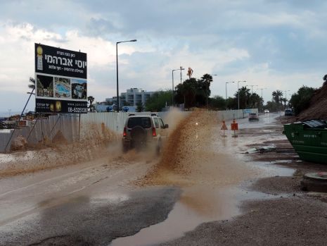וידיאו ותמונות: שיטפון בנחל שלמה והצפות בחוף הדרומי