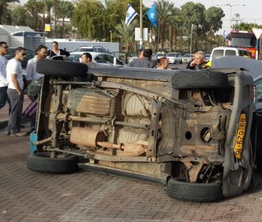 נהג ללא רישיון והתהפך עם בתו בפתח בית הספר