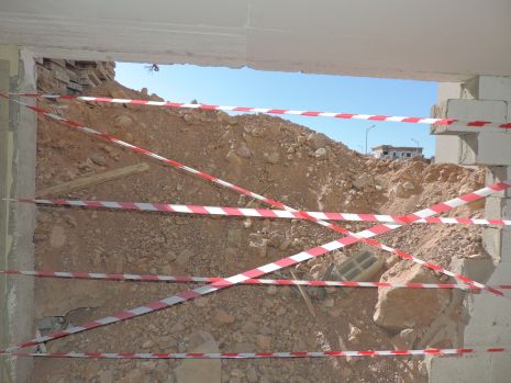 כמעט אסון: קיר לבנים התמוטט בבניין מגורים