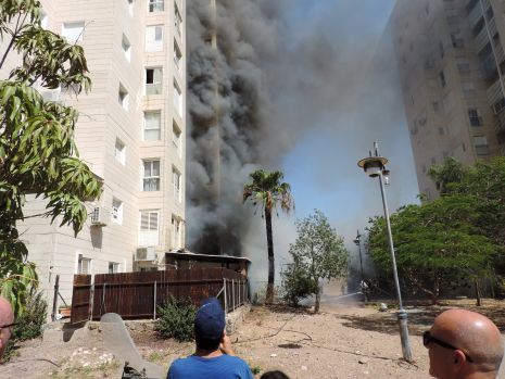 תמונות ווידיאו: שריפה גדולה בצנינית - מאות דיירים פונו