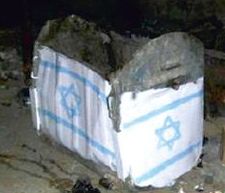 דגלי ישראל על פחי אשפה