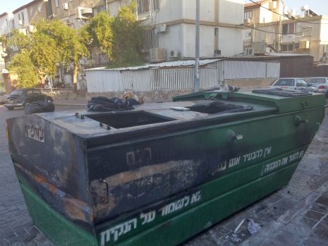 מי מצית את מכולות האשפה?