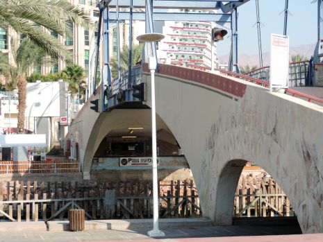 אושרה תוכנית לאזורים מסחריים מתחת לגשר הטיילת