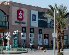 בעלי חנויות בקניונים: ''מחסור בשטחי מסחר באזור התיירות''