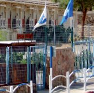 הקרב על הילדה התנהל בשער בית הספר