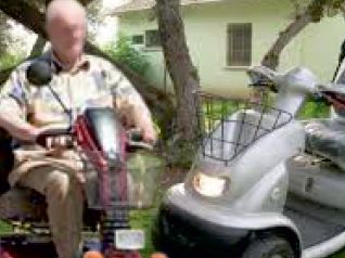 קיבוץ יטבתה: קרב קלנועיות אלים בין קשישים