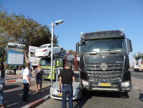 אין פתרון תחבורתי: משאית אשלג דרסה רכב בכיכר התיירות